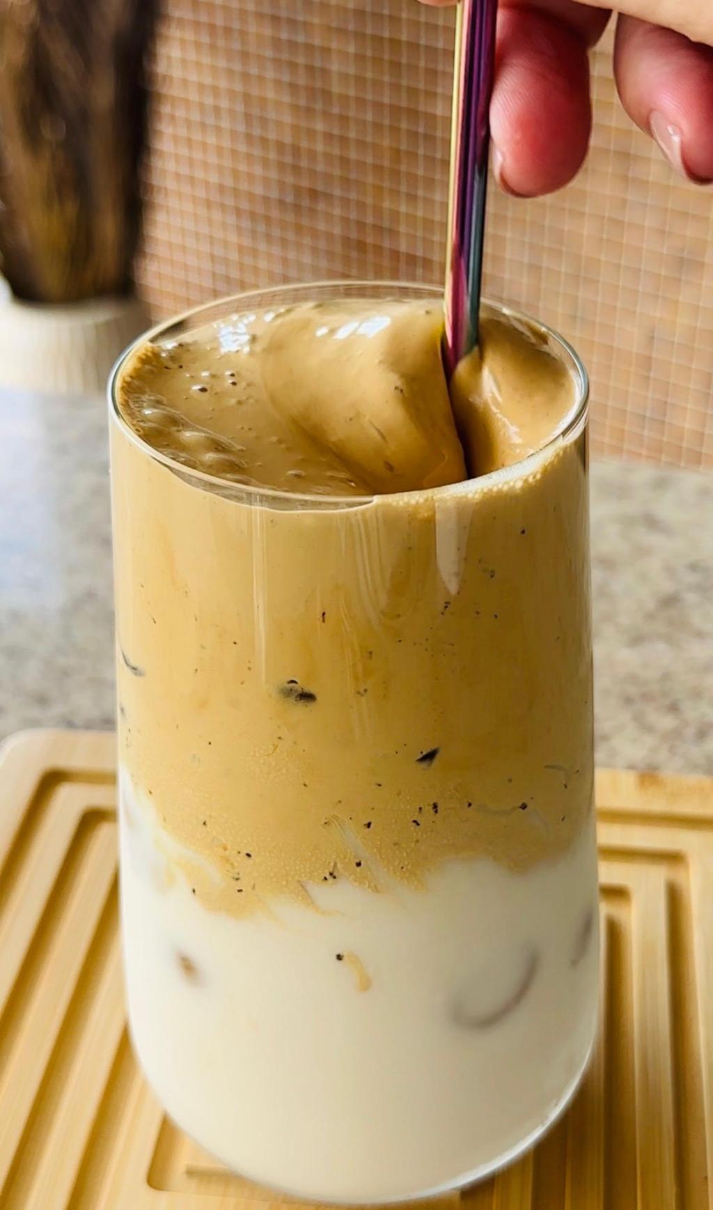 CAFÉ GELADO com ESPUMA DE&nbsp;MEL